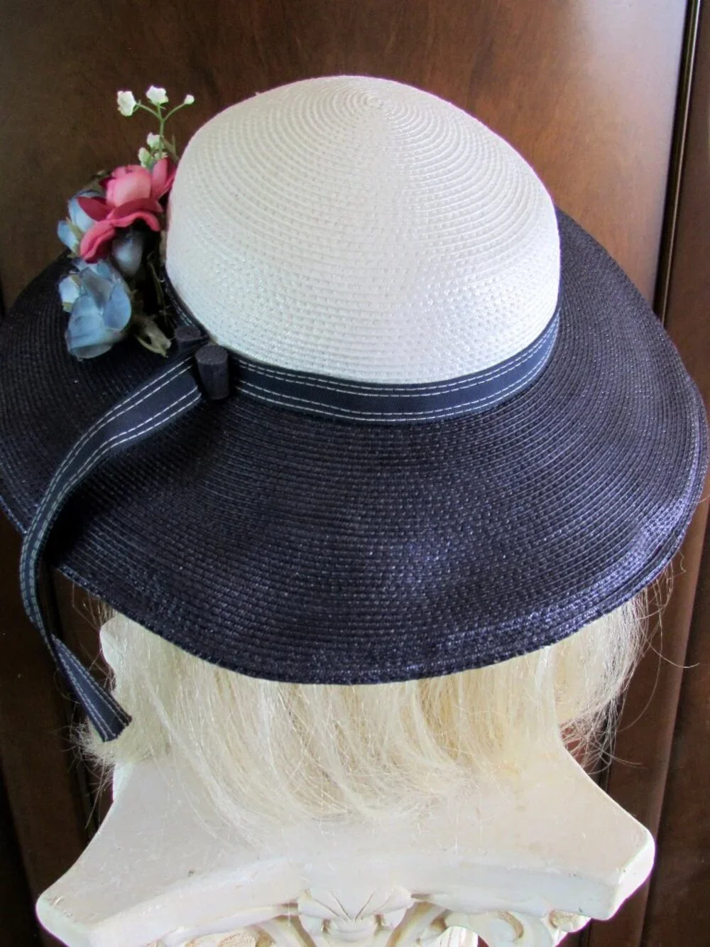 VINTAGE 1950s HAT, S, NAVY & WHITE  w PINK & BLUE FLOWERS, WIDE BRIM, 20" HEAD - Picture 5 of 6